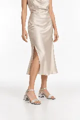 Sandalias de fiesta con diseño elegante y minimalista, confeccionadas en cuero con acabado metalizado plateado. Presentan una tira ancha sobre el empeine, puntera cuadrada, correa fina con hebilla ajustable al tobillo y tacón ancho de altura media.