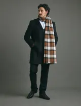Sobretodo 3/4 de paño, color gris oscuro, con cuello solapa, cierre frontal de botones, manga larga y bolsillos laterales de ribete.