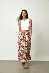 Musculosa negra de corte crop, escote redondo y diseño ajustado.