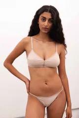 Soutien de copa soft sin aro, confeccionado en tejido ECO Lycra CO2 sustentable, con breteles finos ajustables y diseño de soporte amplio y adaptable.