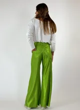 Pantalón de lino color naranja, de corte palazzo y tiro alto.