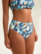 Conjunto de bikini de tiro alto con estampado tropical en tonos azul, blanco y naranja.