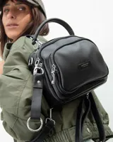 Mochila negra de cuero sintético con doble compartimento con cierre, asa de mano y tiras ajustables para colgar en la espalda.