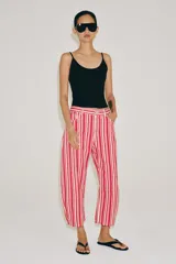 Jeans capri de tiro medio y diseño balloon, con patrón de rayas verticales rojas y blancas, trabillas en la cintura y bolsillos delanteros y traseros.