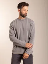 Sweater azul de cuello redondo y manga larga.