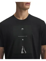 Remera de algodón negra con estampa central en blanco y negro que muestra a un jugador lanzando un balón de básquet, acompañada por el texto 'Greatest shooter of all time' y el logo de Stephen Curry.