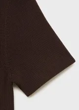 Vestido corto de tejido de punto fino en color marrón chocolate, con cuello perkins y mangas cortas. Presenta un diseño evasé que se ajusta suavemente al cuerpo.