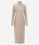 Vestido midi de corte recto y tejido rib, con cuello alto y mangas largas. Presenta un diseño minimalista y ajustado al cuerpo.