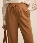 Pantalón recto cropped color marrón, de cintura mediana con elástico y lazo ajustable.