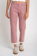 Pantalón de jean de corte recto, tiro medio, con estampado de rayas verticales color rojo y blanco.