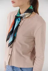 Cardigan negro de algodón con cuello redondo, cierre frontal de botones y costuras en contraste color ocre.