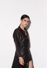 Sobrecamisa de cuero italiano de oveja, de corte entallado y diseño sin botones, ideal para usar como chaqueta liviana.