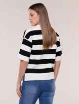 Buzo de tejido de punto con diseño a rayas horizontales en blanco y negro, escote en V con cuello polo, mangas cortas de hombro caído y calce holgado.