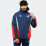 Campera de abrigo con capucha, diseño en bloques de color azul, rojo y blanco. Presenta cierre frontal, bolsillos laterales y el escudo del Club Nacional de Football junto al logo de Umbro en el pecho.