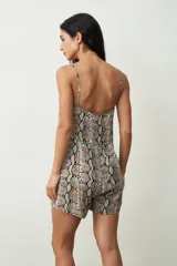 Mono corto negro con breteles finos y botones frontales.