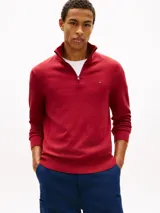 Sweater de punto Tommy Hilfiger color rojo, con cuello perkins, cierre frontal parcial de un cuarto y manga larga. Cuenta con ribetes de canalé en cuello, puños y dobladillo, y logo bordado en el pecho.