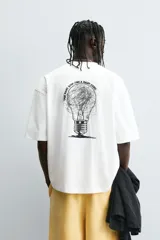 Camiseta de algodón blanca con corte relajado y cuello redondo. Presenta un pequeño bordado en negro con la palabra "BULB" en la parte superior del pecho.