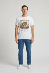 Remera blanca de manga corta con cuello redondo y estampa frontal de un tigre con texto descriptivo.