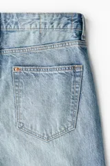 Pantalón jean de corte holgado estilo loose, tiro bajo y piernas anchas, confeccionado en denim de algodón grueso con efecto deslavado.