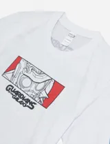 Remera blanca de manga corta con estampa rectangular de los Guardianes de la Galaxia en el frente.