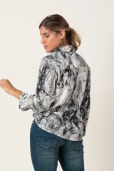 Camisa de manga larga con estampado abstracto en blanco, negro y gris.
