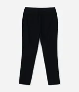 Pantalón de corte slim para hombre, confeccionado en tejido de poliéster, viscosa y elastano. Presenta cintura elástica con trabillas para cinturón, cierre tradicional y bolsillos funcionales.
