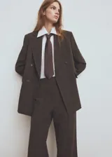 Pantalón de vestir marrón con sutil estampado a cuadros, de corte recto y tiro medio.