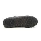 Sneaker Caterpillar modelo Hex + color negro, con capellada de cuero napa texturizado y suela de goma robusta con diseño de panal. Presenta el logo de la marca en color amarillo en el lateral y en la lengüeta.