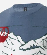 Suéter de punto jacquard de manga larga y cuello redondo con diseño invernal que incluye montañas, un teleférico rojo y un oso esquiando, con terminaciones caneladas en puños y ruedo.