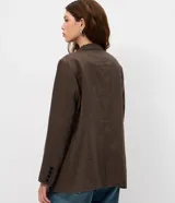 Blazer sastrero de corte alargado con estampado de cuadros pequeños en tonos marrones. Presenta cuello con solapa, cierre frontal con dos botones y mangas largas.