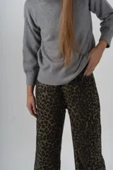 Sweater gris de tejido de punto, con cuello alto y mangas largas.