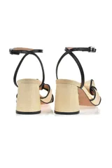 Sandalias beige con taco cuadrado mediano y tira al tobillo negra.