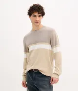 Suéter de punto de corte regular con cuello redondo y mangas largas, diseñado con bloques de color en tonos beige, blanco y gris.