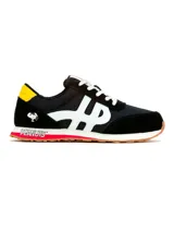 Championes urbanos Hush Puppies en colaboración con Peanuts, color negro con detalles en blanco, amarillo y rojo. Presentan el logo de la marca en el lateral, estampa de Snoopy en el talón y la inscripción Peanuts en la entresuela. Confeccionados en una combinación de gamuza y tela, con suela de goma.