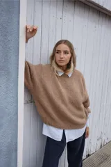 Sweater de tejido de punto color tostado, con cuello redondo, mangas largas abullonadas y puños ajustados.