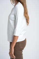 Remera de algodón con elastano, color negro, con mangas 3/4 y cuello redondo. Presenta un calce al cuerpo y está confeccionada en algodón peinado suave y resistente.