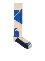 Medias deportivas extra largas de diseño técnico, color beige con estampado geométrico en azul. Presentan refuerzos en la zona del pie con franjas negras y detalle de marca en la puntera.