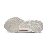 Championes de running Nike React Infinity Run Flyknit para mujer. Presentan una parte superior de tejido Flyknit transpirable en color negro con detalles en verde lima y blanco. Cuentan con una entresuela de espuma Nike React de alta amortiguación con diseño tipo balancín y una base ancha para mayor estabilidad.