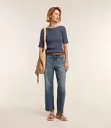 Blusa de punto acanalado en color verde oscuro, con escote bote y mangas cortas. Presenta un diseño ajustado al cuerpo y tejido de textura uniforme.