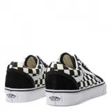 Championes Vans modelo Old Skool, con diseño clásico de tablero de ajedrez en blanco y negro, puntera y talón de gamuza negra, y la icónica banda lateral blanca.