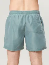 Short de baño azul con cintura elástica y cordón ajustable.