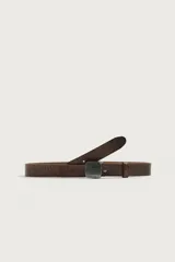 Cinturón de piel color marrón con textura granulada, hebilla de chapa metálica rectangular con acabado envejecido y pasador a tono.