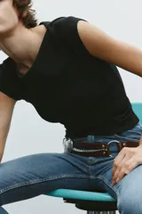 Camiseta ajustada de rib con cuello barco y manga corta, con diseño de rayas horizontales en blanco y negro.