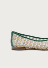 Bailarina de rejilla bordada con diseño de flores pequeñas en tonos beige y amarillo, con ribetes y talón en ante color verde. Presenta un detalle de media esfera metálica dorada en la puntera y suela plana.