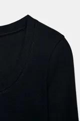 Camiseta de manga larga confeccionada en tejido rib de algodón, con escote redondo y corte regular fit.