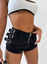 Short negro de tiro alto con cierre frontal y detalle de tres correas con hebillas plateadas en el lateral.