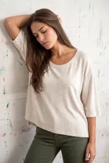 Remera color arena con efecto melange, de corte oversize, cuello redondo y mangas 3/4.