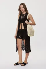 Short de crochet color beige, con calce relajado y tiro medio, diseño de tejido calado con detalles artesanales y terminaciones onduladas en el ruedo.