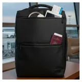 Mochila de viaje color negro con múltiples compartimentos, bolsillos externos con cierre y puerto USB integrado.