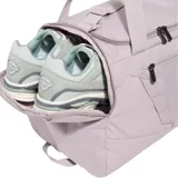 Bolso Under Armour unisex, modelo Undeniable 5.0, color gris con detalles en negro y amarillo. Cuenta con tecnología UA Storm repelente al agua, paneles inferiores y laterales resistentes, bolsillo ventilado para ropa o calzado, bolsillos interiores para organización, bolsillo frontal con cierre, doble bolsillo para botella de agua y correa ajustable para el hombro.